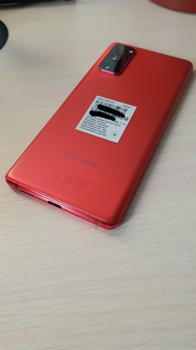 Samsung S20 FE в идеальном состоянии