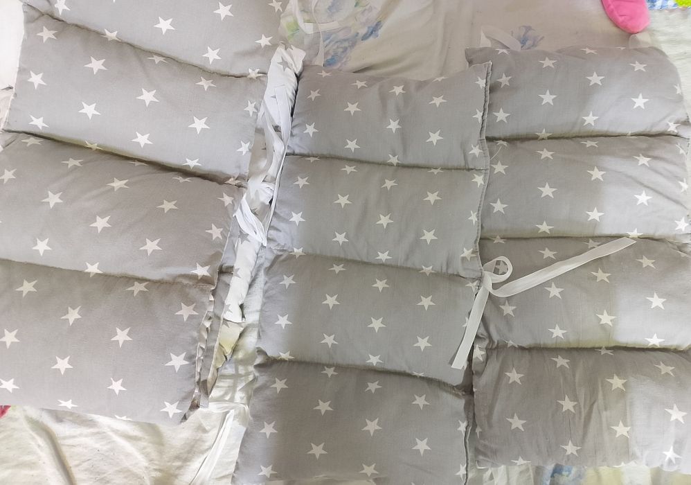 Бортики в кроватку доставки нету