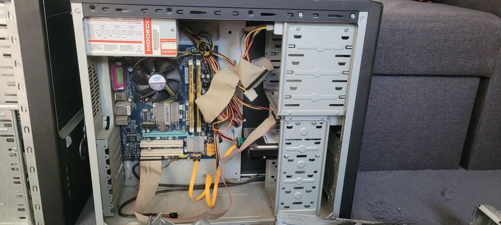 Vând 3 calculatoare