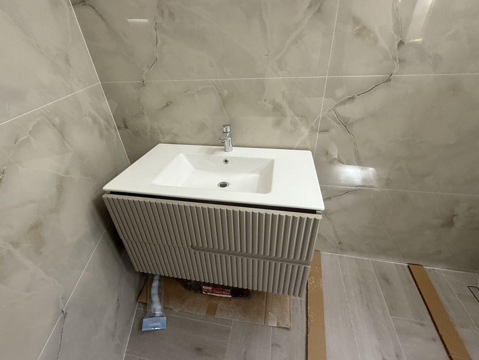 Чисто нов шкаф с мивка за баня!