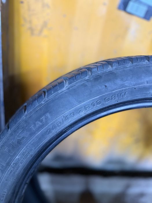 245/40/19 Kumho.