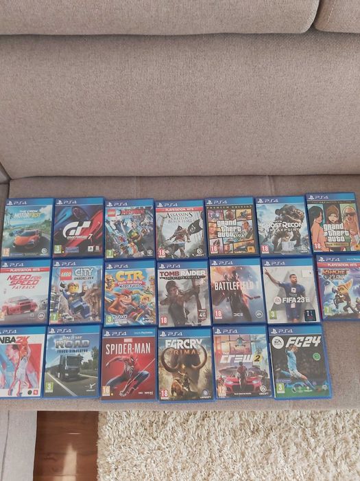 Vand PS4 PRO foarte putin folosit