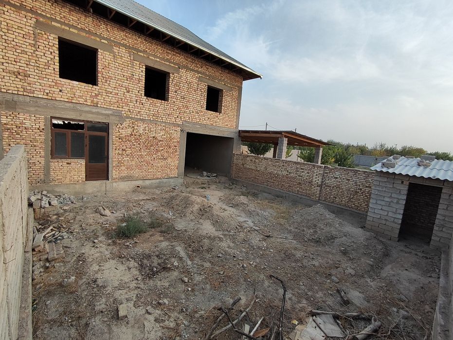 Katej uslubidagi hovli sotiladi.