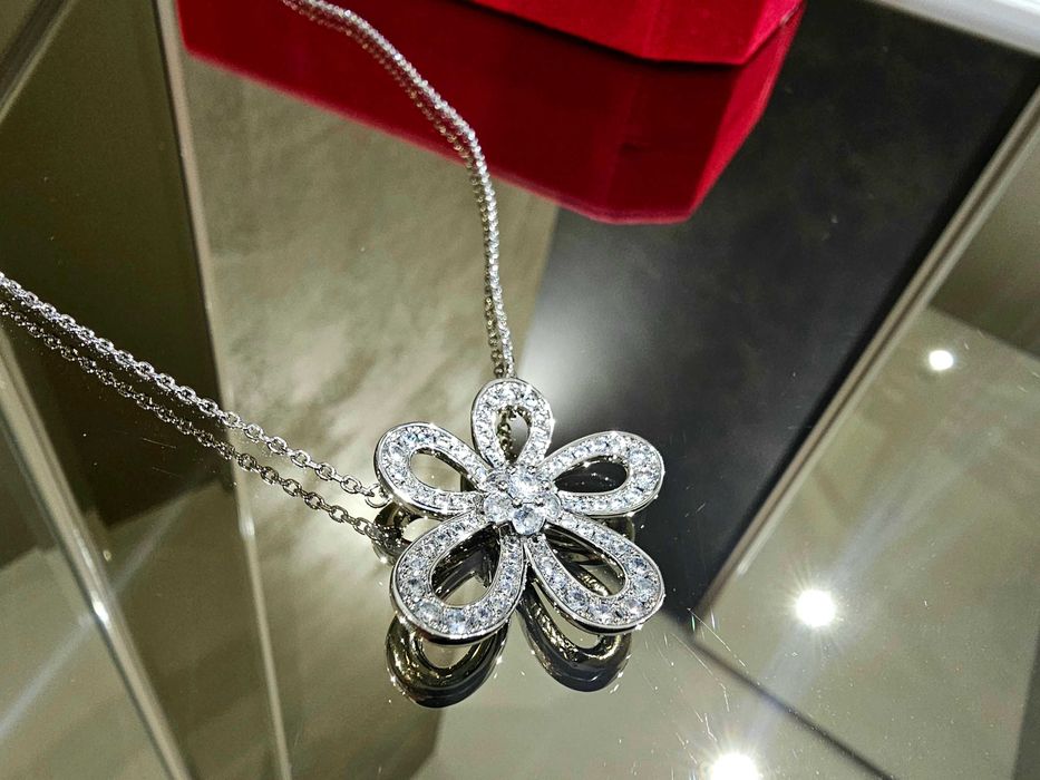 Van Cleef & Arpels VCA Silver Flowerlace Diamond Clover Дамско Колие