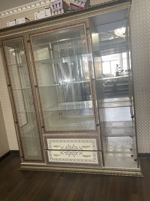 Продам стеклчный шкаф