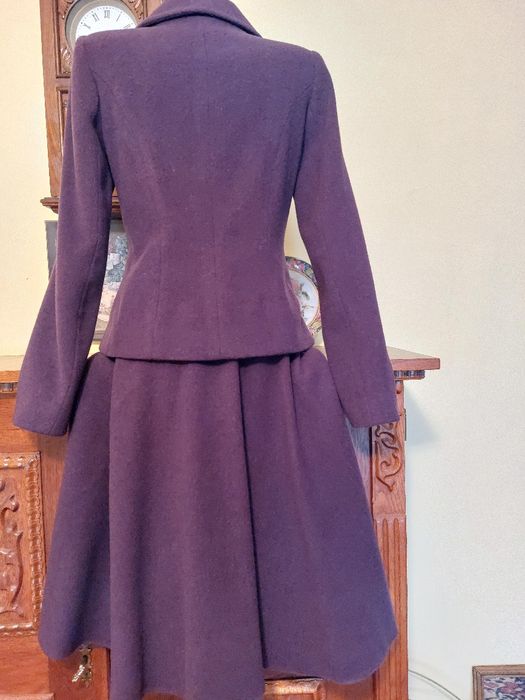 Costum nou, minunat- mov, cu fusta cloș, din stofa de lana si cașmir