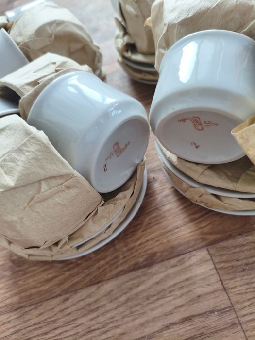 Кофейные чашки и блюдца.