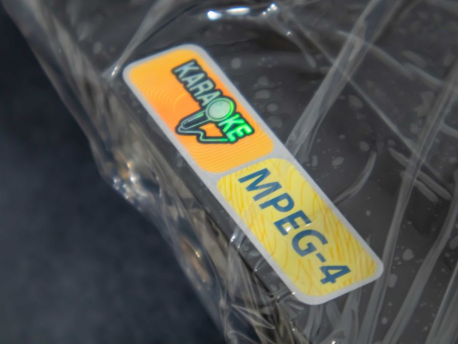 SAMSUNG караоке система DVD плейър с микрофон 150 бг песни DVD-P366KD