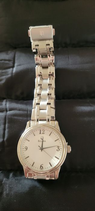 Продавам чисто нов мъжки часовник Bulova