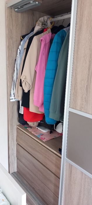 масивен гардероб  с плъзгащи врати