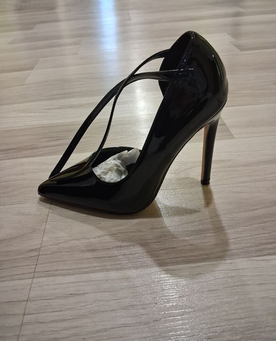 НОВИ черни лачени токчета