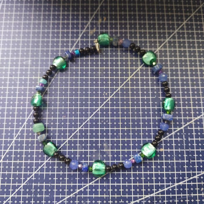 Чекер ручной работы с драгоценными камнями