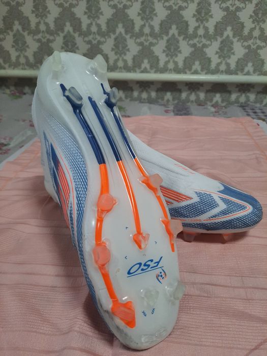 Butsa orginal F50 Futbol oʻynash uchun
