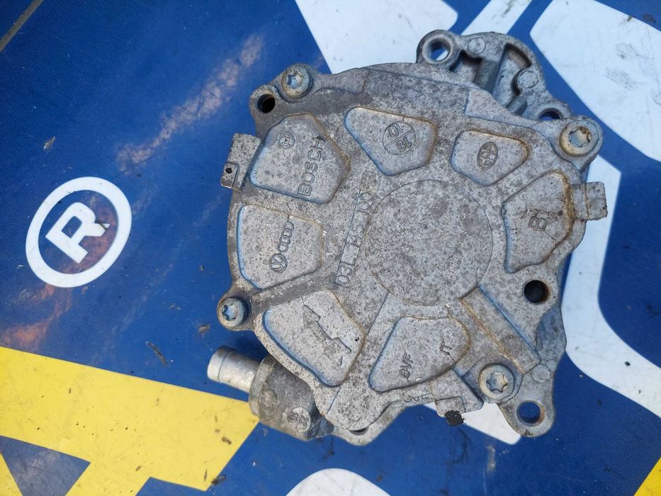 Вакуум помпа Bosch Audi A4 B8 2.0 TDI CAGA 143 к.с. | 03L 145 100 |