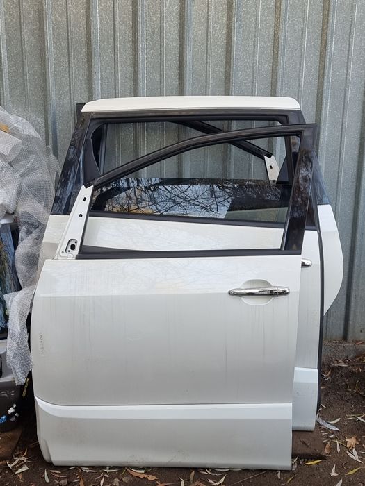 Двери на Toyota Estima.