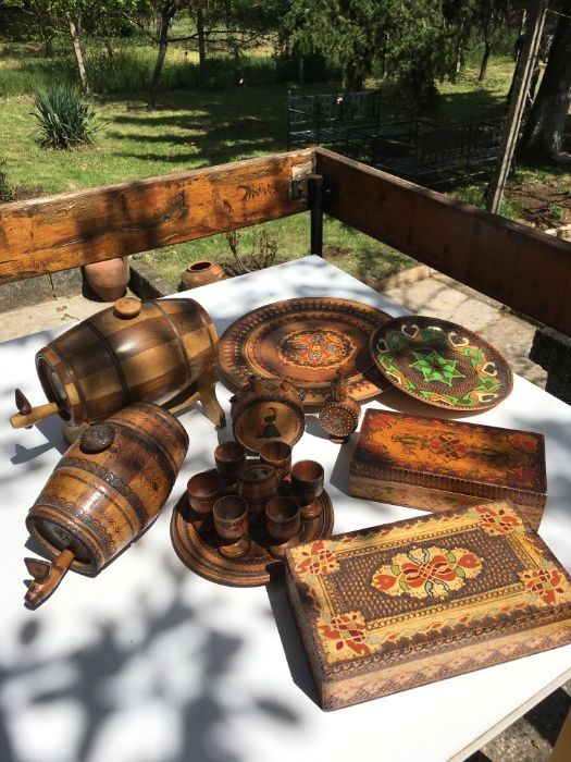 Колекция от предмети с дърворезба от комунистическото минало