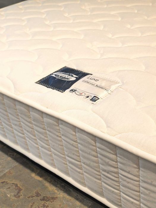 Saltele hoteliere Simmons Deluxe cu urme decente de folosire