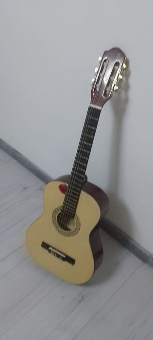 Vând chitara  Flame CG821 NT
