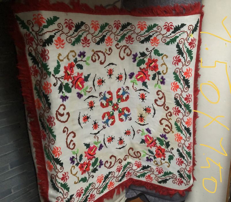 Față de masă cusută manual