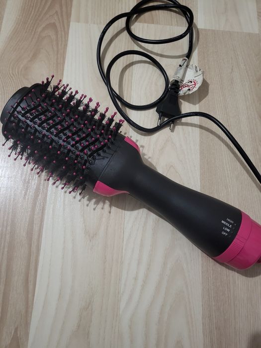 Perie coafat cu aer cald