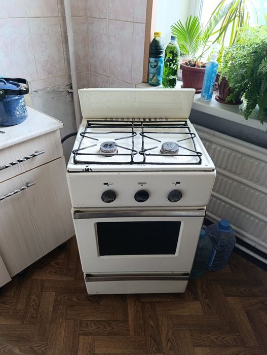 Продам 2х комфортную газовую плиту + 2 маленьких газовых баллона