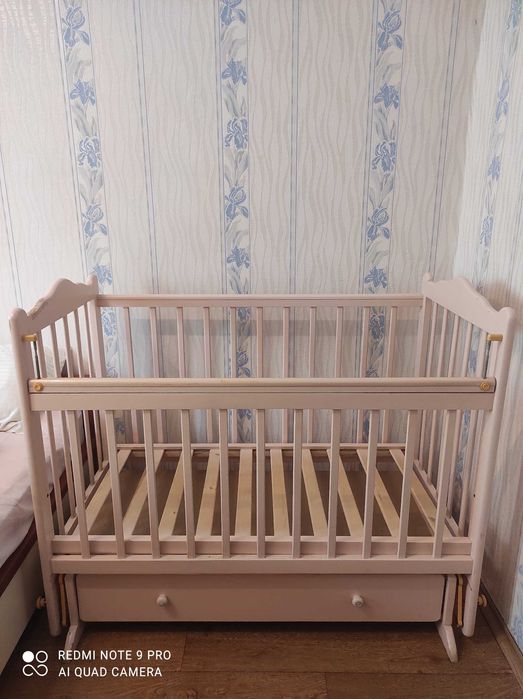 Детская кроватка с маятником