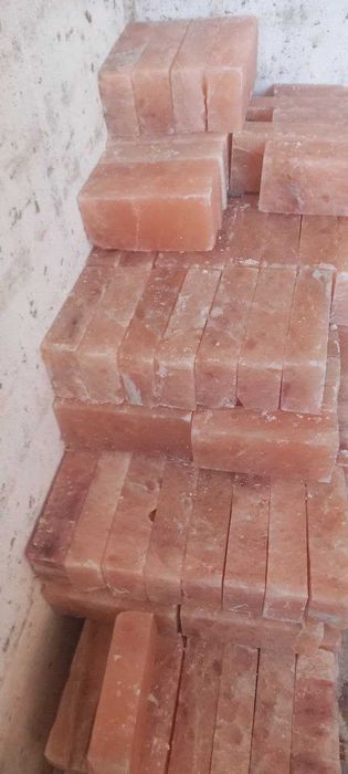 Стеновой кирпич из розовой и черной каменной соли.