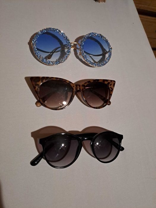 Три броя слънчеви очила