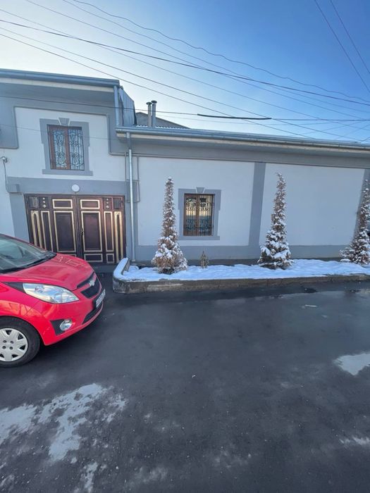 Uy sotiladi 2.2 sotix olmazor tumani Sagbon 12 tor 5 berk kocha 25a uy