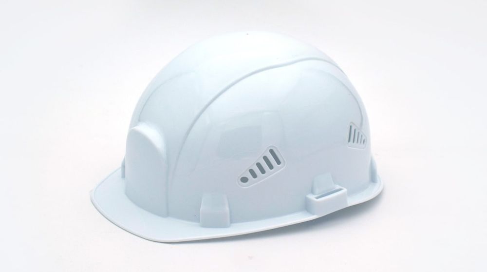 Каска защитная из ударопрочной пластмассы