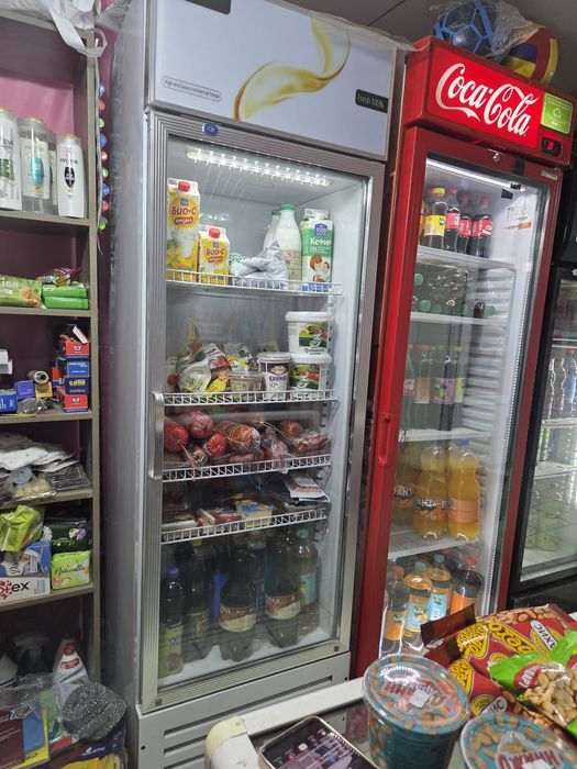 Продам витриный холодильник
