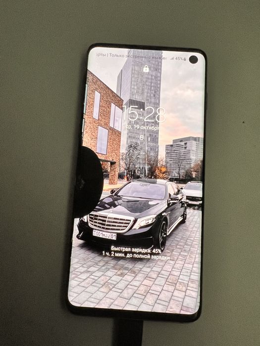 Продам,Samsung s10в очень хорошем состоянии,экран работает частично