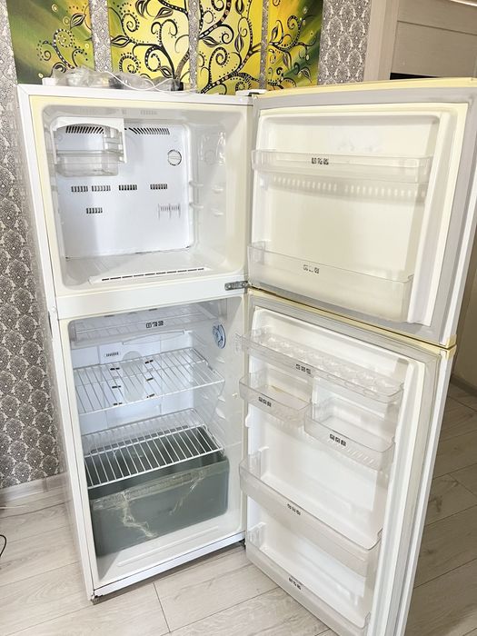 Продам Холодильник с Машинкой