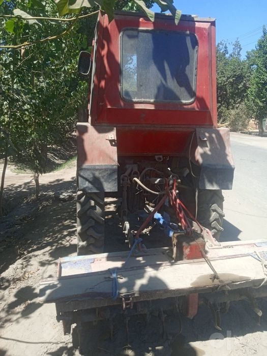 Traktor sotiladi
