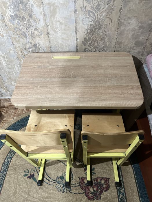 Школьная парта , со стульями