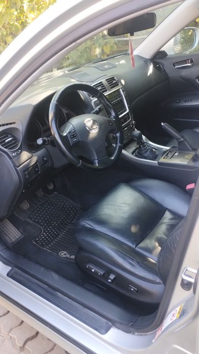 Lexus is 220d  2009