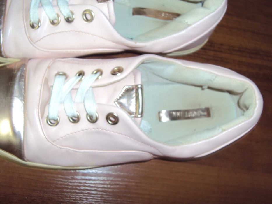 Кроссовки розовые. 37 размер