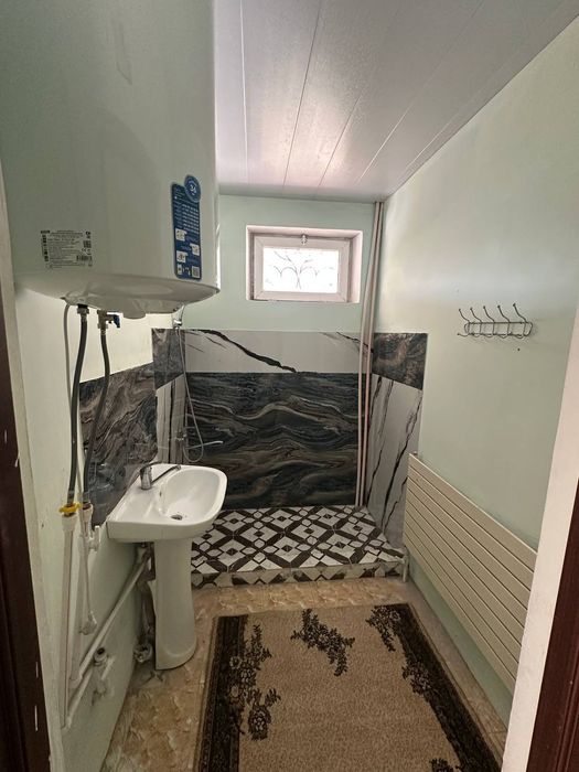 Уртачирчик тумани "Food city " якинида 2 этажли коттедж сотилади