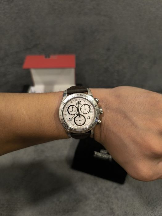 Швейцарски часовник Tissot V8