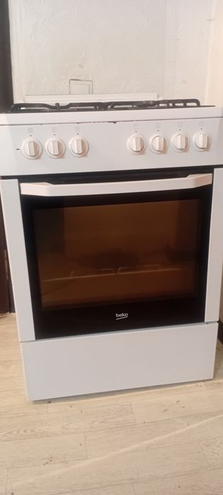 Продам газ плиту Bеко