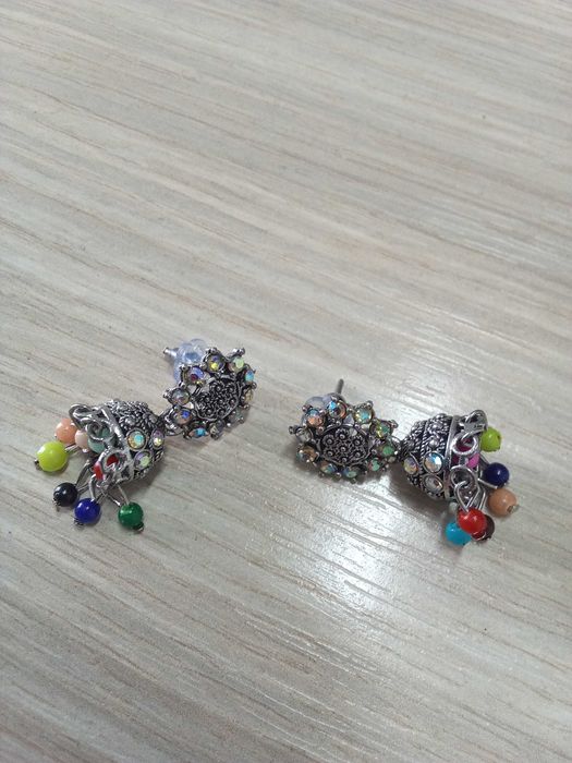 Cercei clopotei, cu pietre si margele multicolore