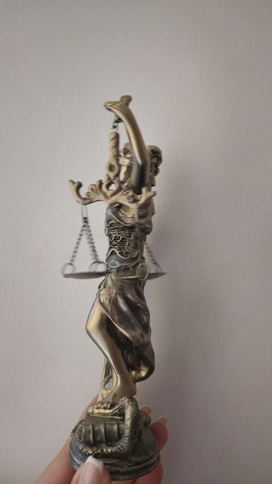 Статуетка Темида