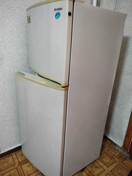 Холодильник Samsung. Б/у. В хорошем состоянии.