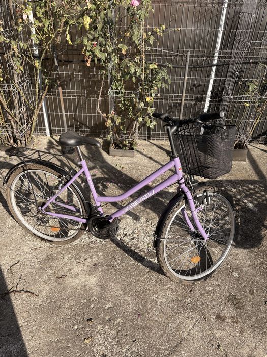 Bicicletă de oraș mov 24/26” cu coș – stare bună