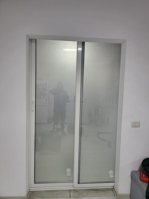 Uși glisante aluminiu cu geam termopan