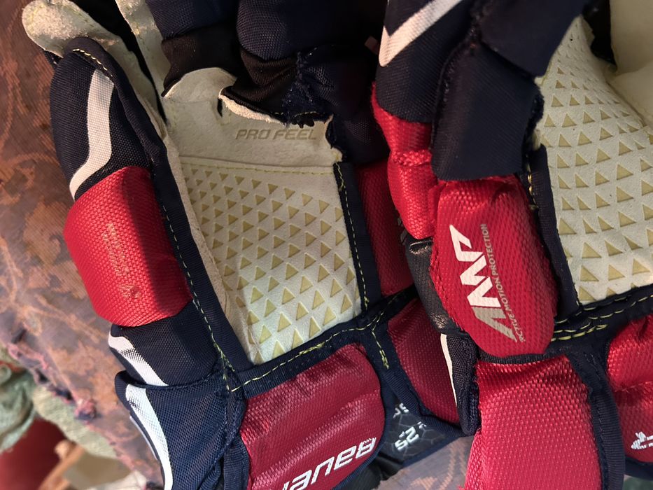 Продам хоккейные перчатки