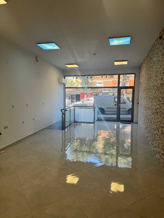 Дава се под наем Магазин в Гоце Делчев - 140 кв.м за 612 € - Снимка #3