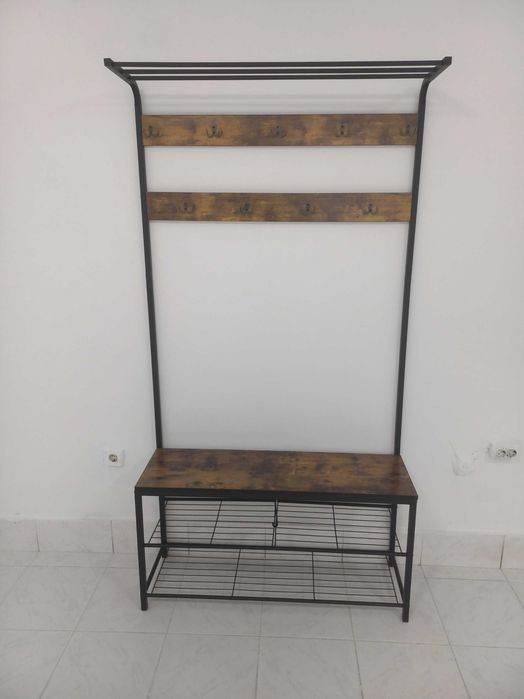 Vand diferite piese de mic mobilier.