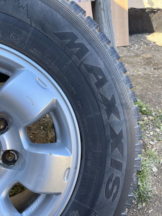 Продам диски с шиной Maxxis R15