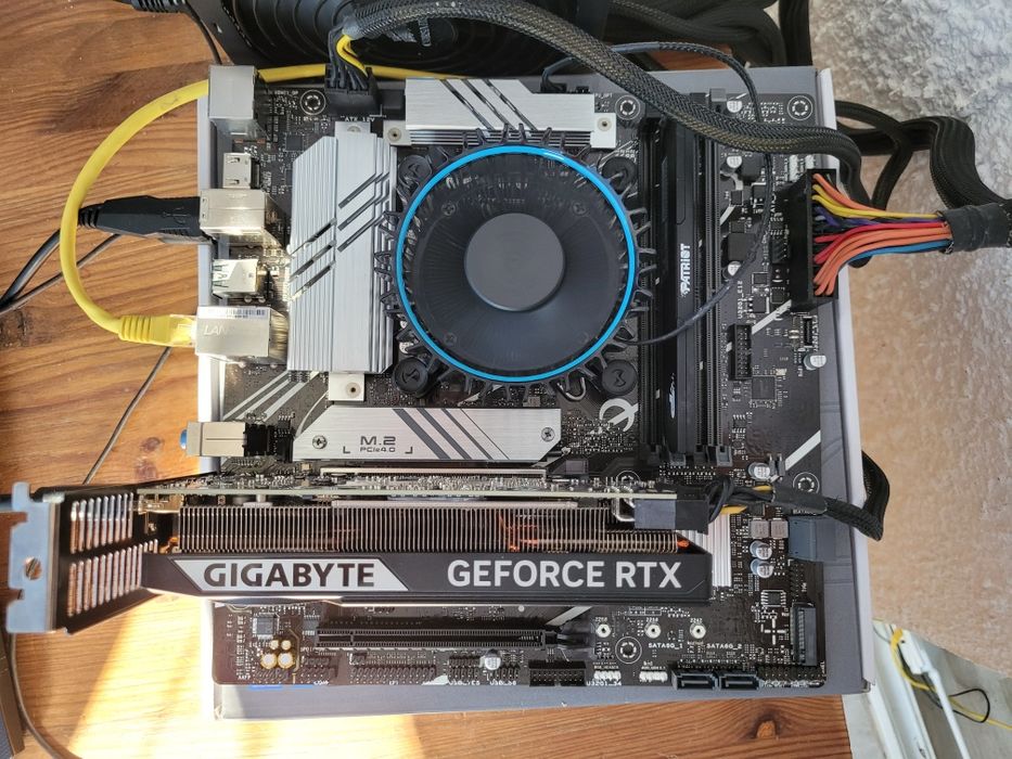 Kit intel i5 12500, Asus B760m, 12Gb ddr5 patriot, video rtx 5050